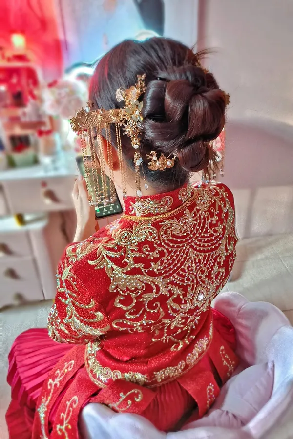 Sculpted bridal bun with gold Qun Kua headpiece, hairstyling by THEENG in Kuantan