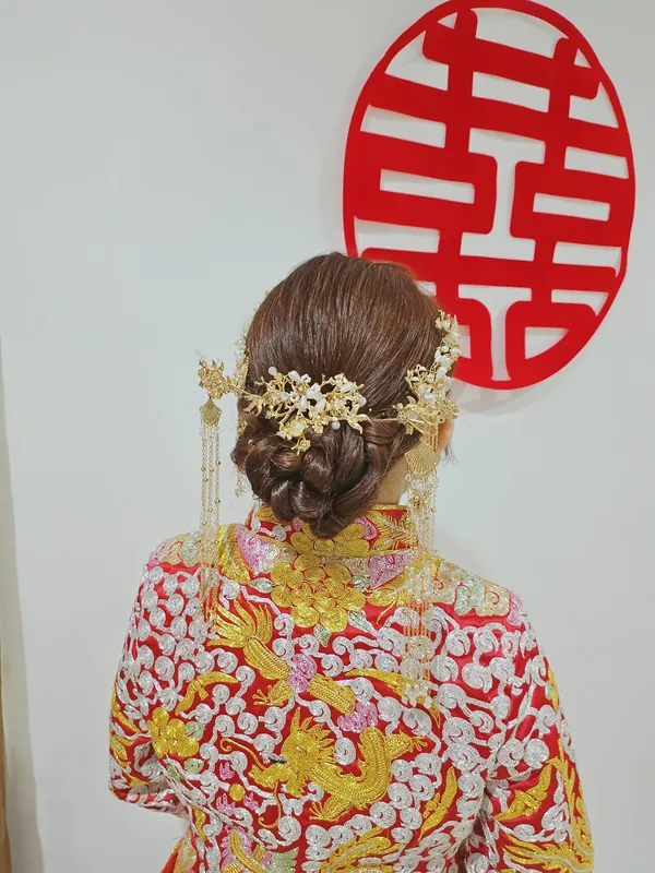Textured bridal bun with gold floral hairpins for a Qun Kua, hairstyling by THEENG, Kuantan