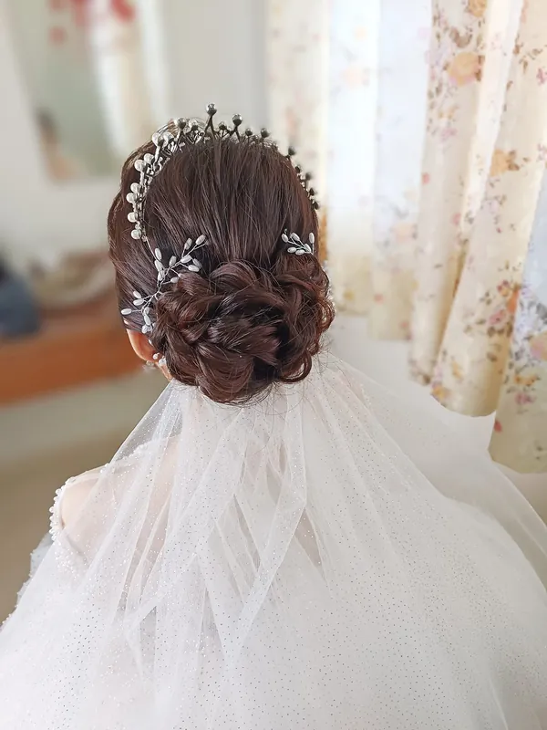 Low curled bun with crown and long veil, bridal hairstyling by THEENG in Kuantan