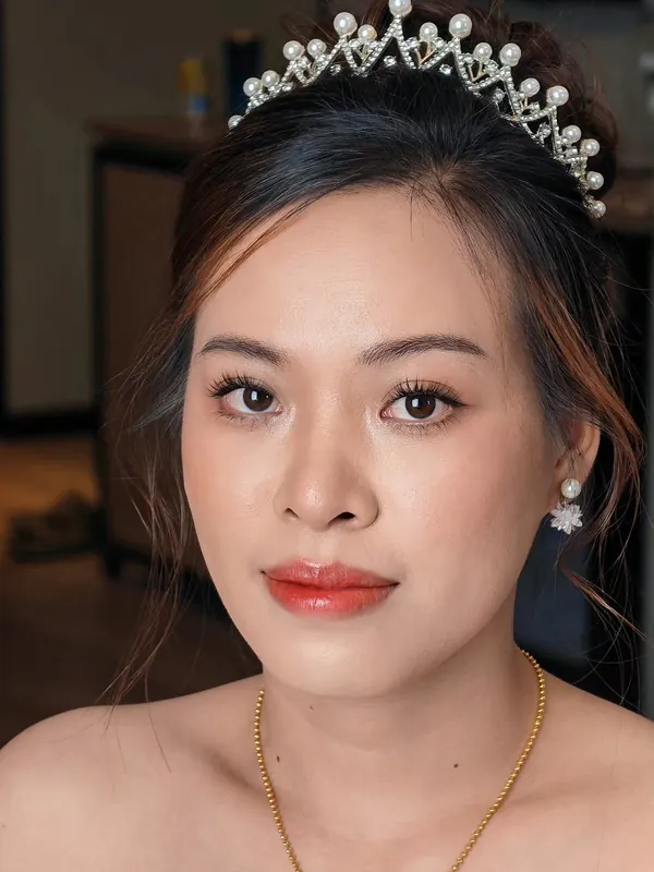 Bridal makeup close-up with pearl tiara and coral-red lip by THEENG, makeup artist in Kuantan