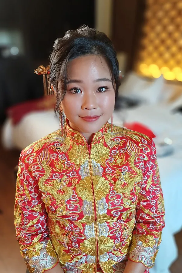 Qun Kua bridal makeup with gold hairpins, bride portrait by THEENG, makeup artist in Kuantan