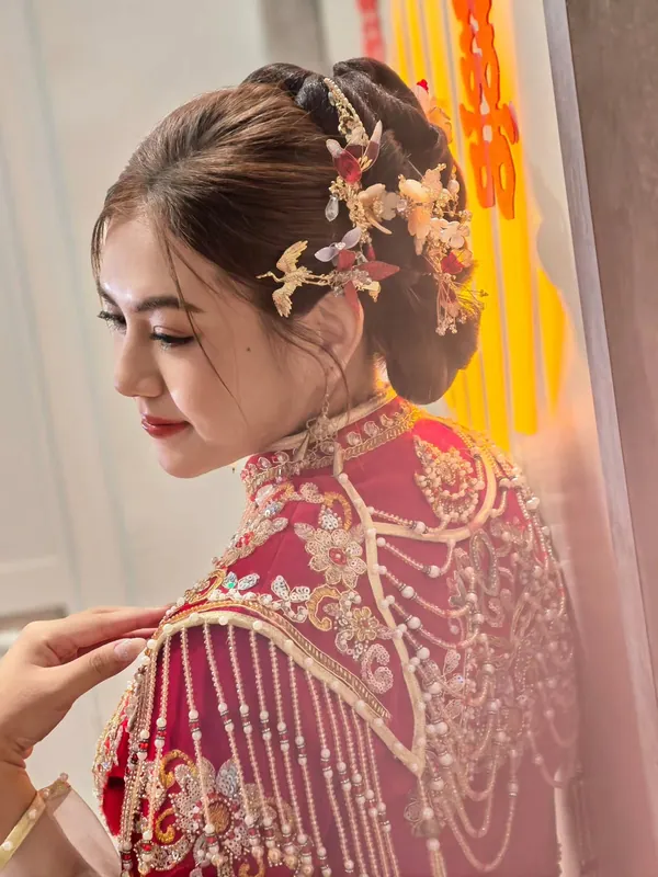 Side profile of Qun Kua bride with gold butterfly hair ornaments, makeup by THEENG, Kuantan