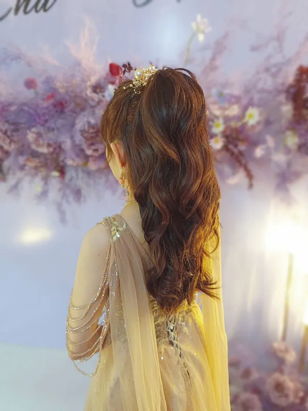 Long curled half-up hairdo with gold accessory for the wedding dinner, by THEENG, Kuantan