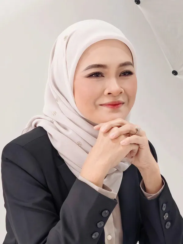 Hijab makeup with soft matte skin and rosy lip, portrait by THEENG, makeup artist in Kuantan