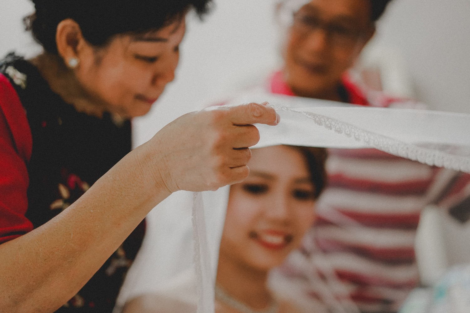 Guo Hao & Chee Ling family blessing wedding portrait, guided portrait sequence frame 06, by Famous Bridal Kuantan