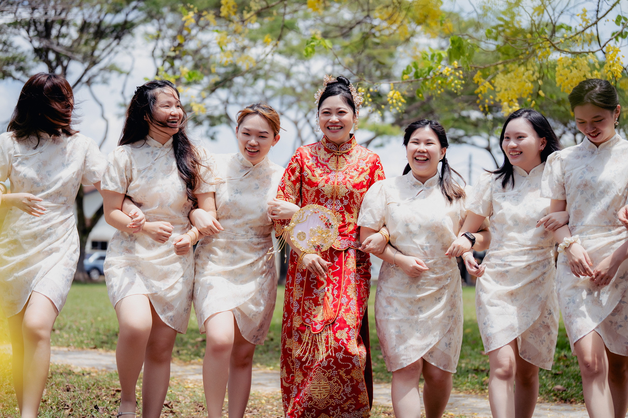 Song Run & Sue Xin bridal party group portrait, natural movement frame 85, by Famous Bridal Kuantan