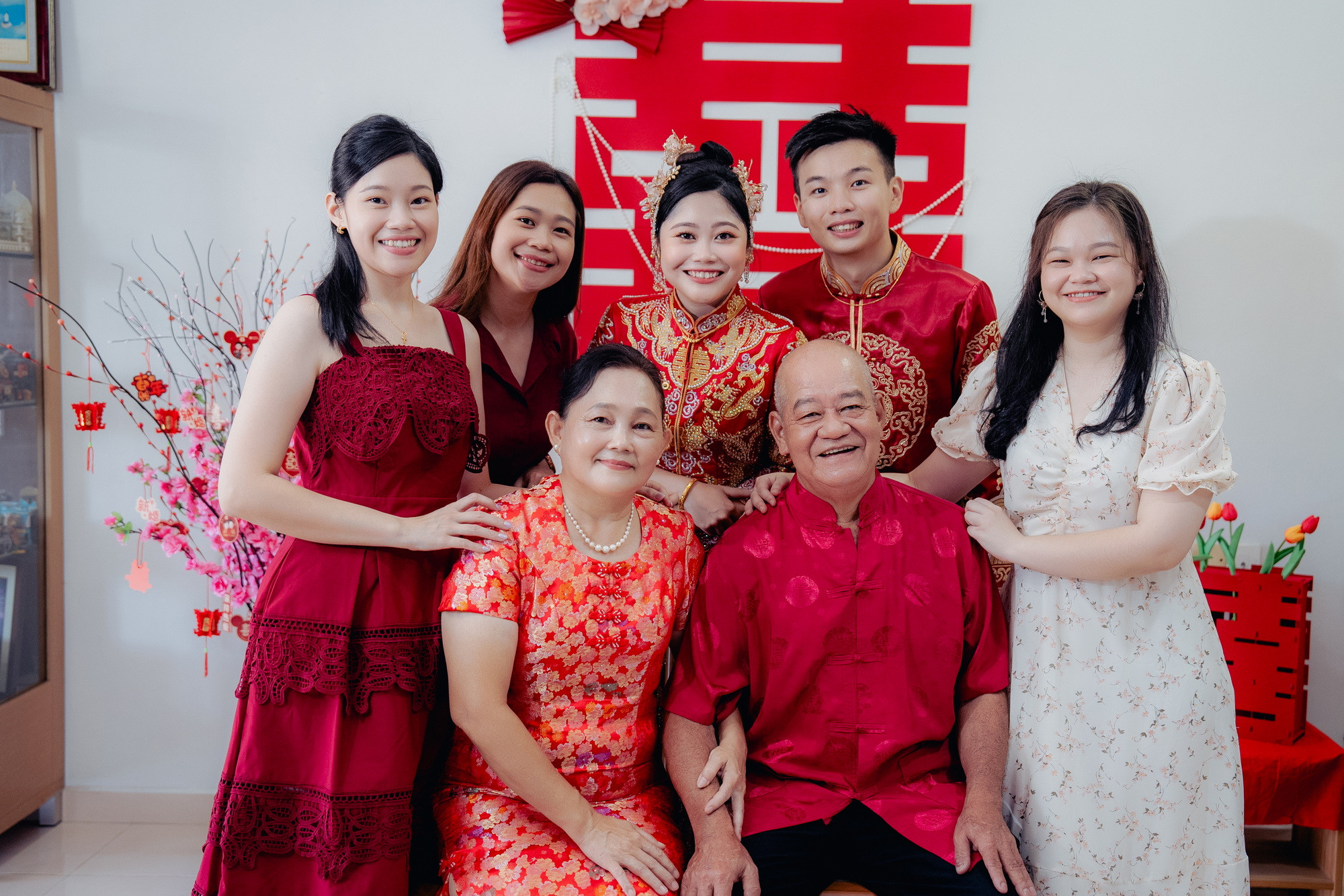 Song Run & Sue Xin bridal party group portrait, story opener frame 105, by Famous Bridal Kuantan