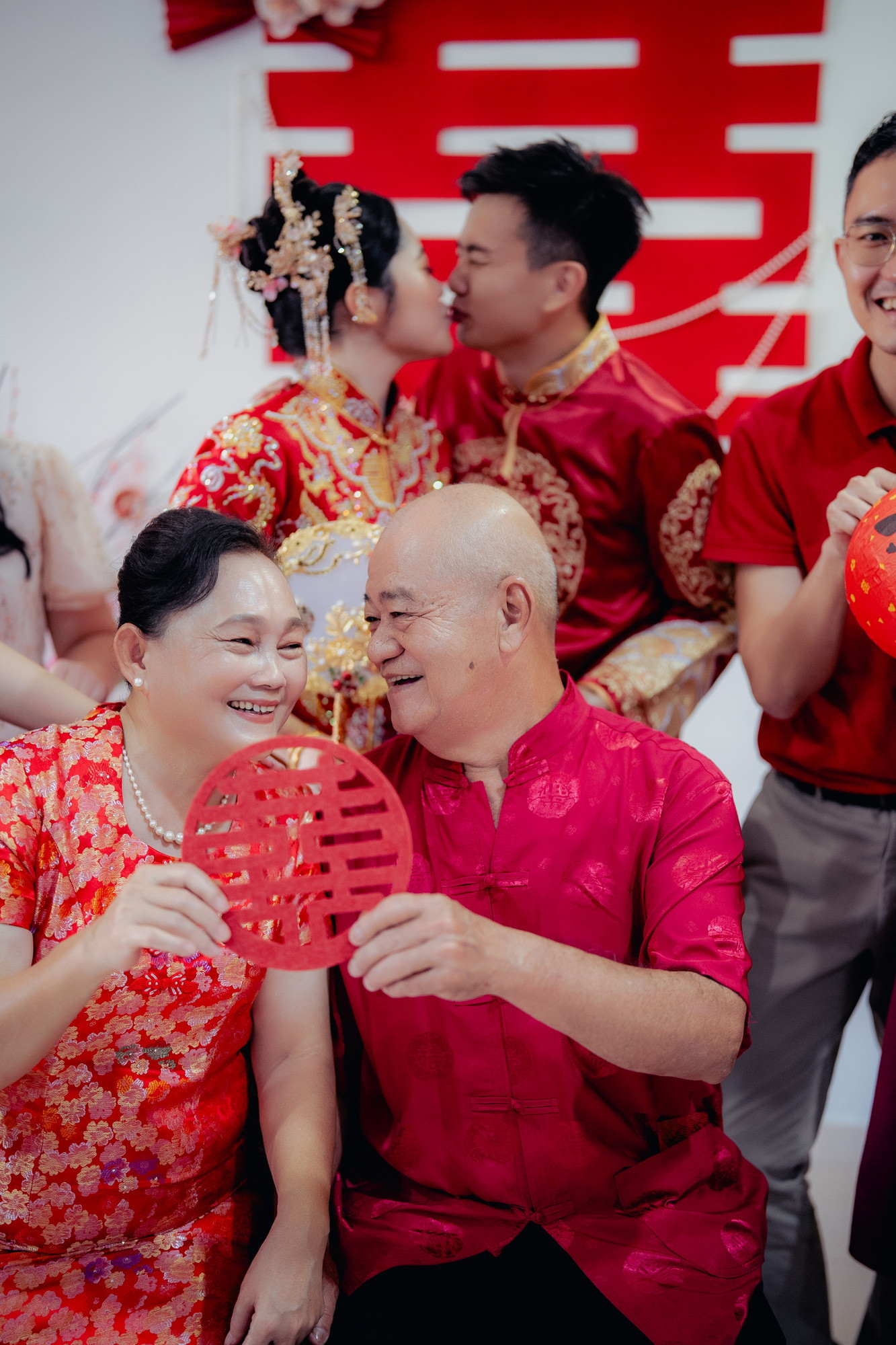 Song Run & Sue Xin guest candid wedding photo, quiet in-between moment frame 58, by Famous Bridal Kuantan