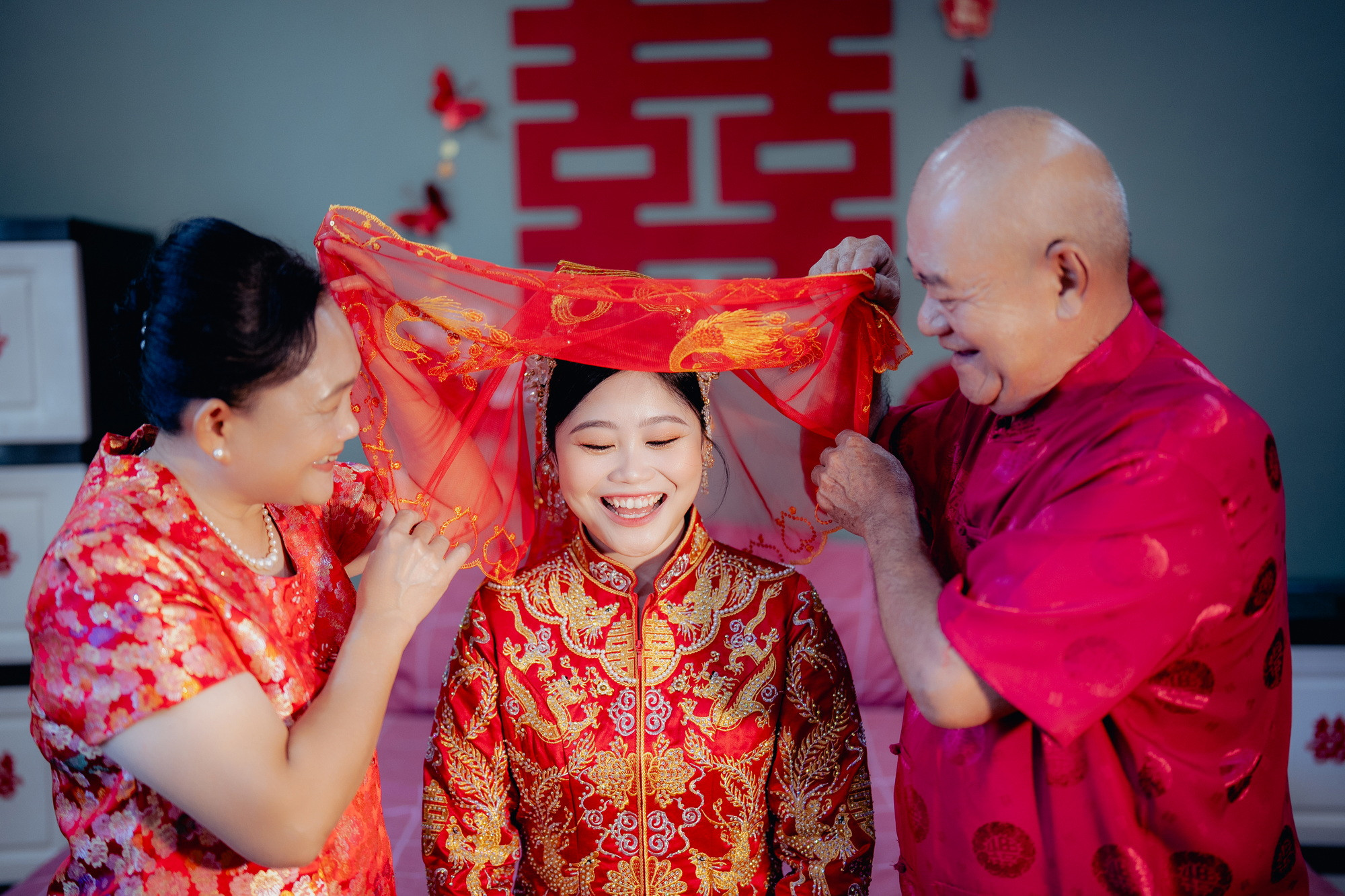 Song Run & Sue Xin traditional Chinese wedding detail, quiet in-between moment frame 10, by Famous Bridal Kuantan