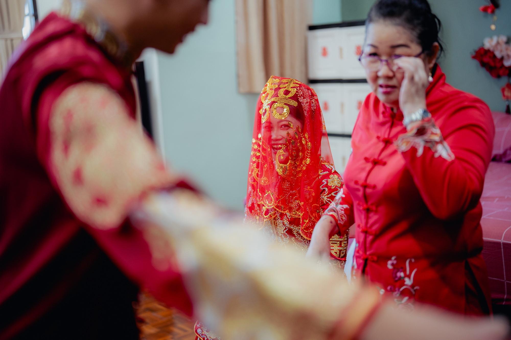 Song Run & Sue Xin traditional Chinese wedding detail, guided portrait sequence frame 30, by Famous Bridal Kuantan