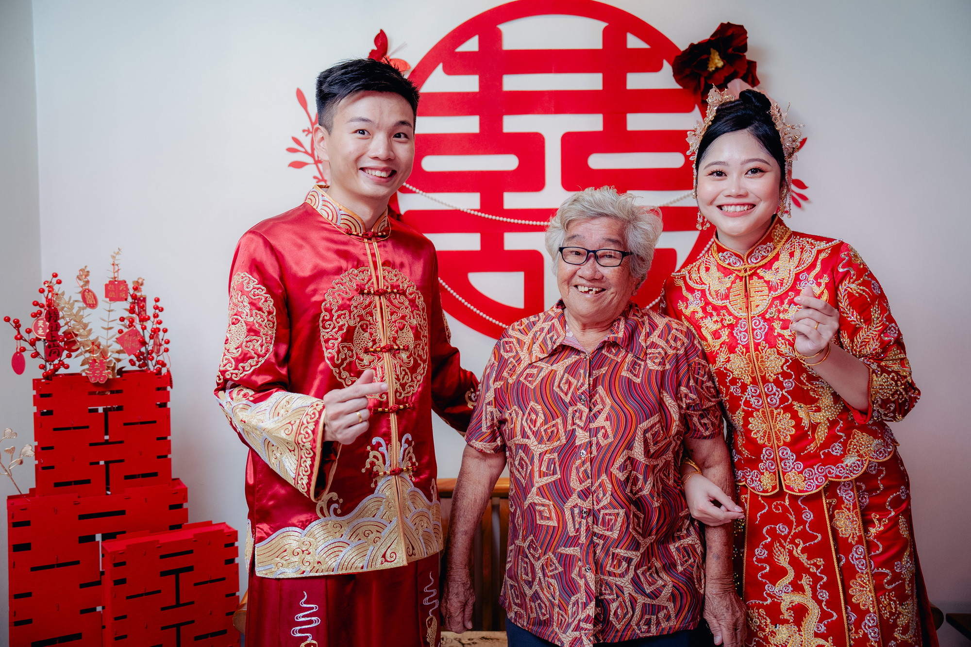 Song Run & Sue Xin traditional Chinese wedding detail, guided portrait sequence frame 110, by Famous Bridal Kuantan