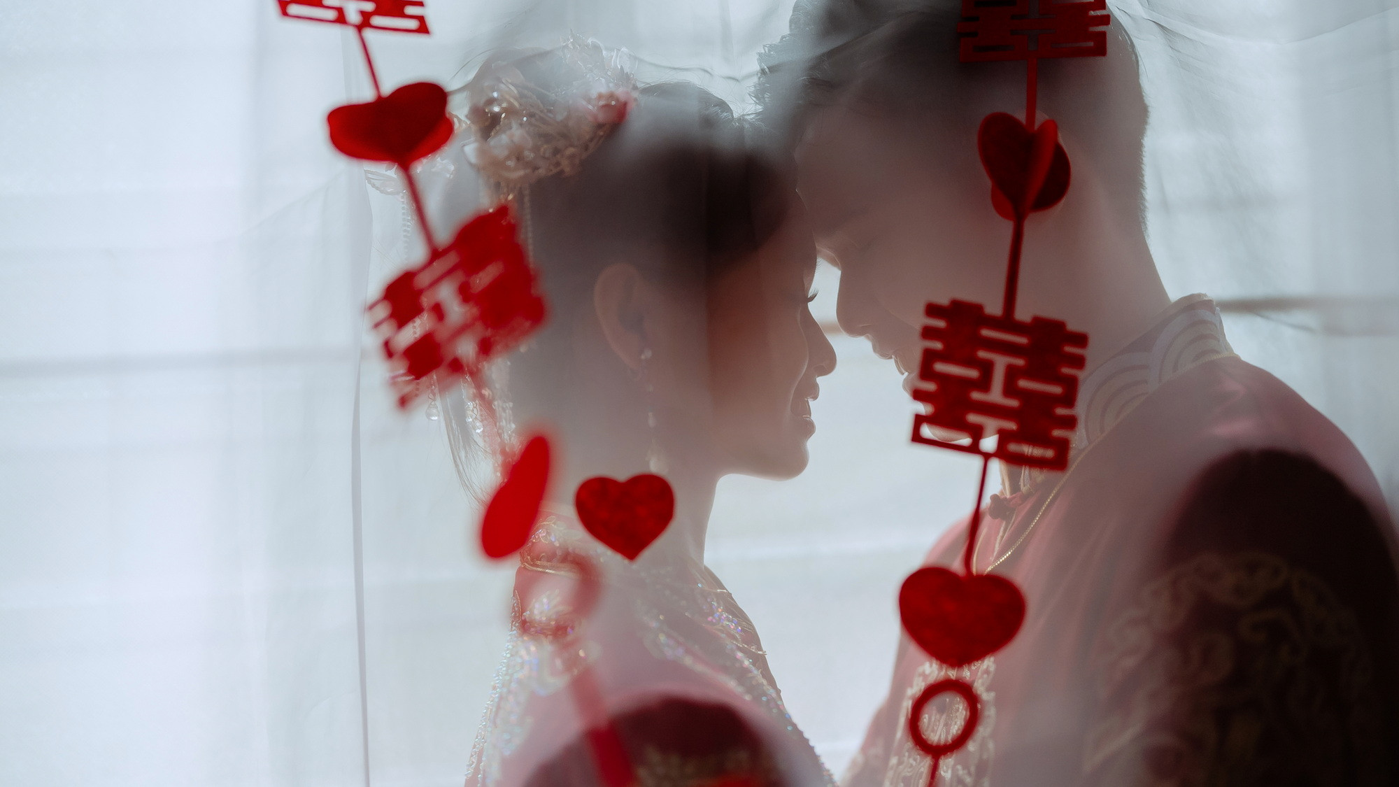 Su Leng & Sook Yin guest candid wedding photo, quiet in-between moment frame 18, by Famous Bridal Kuantan