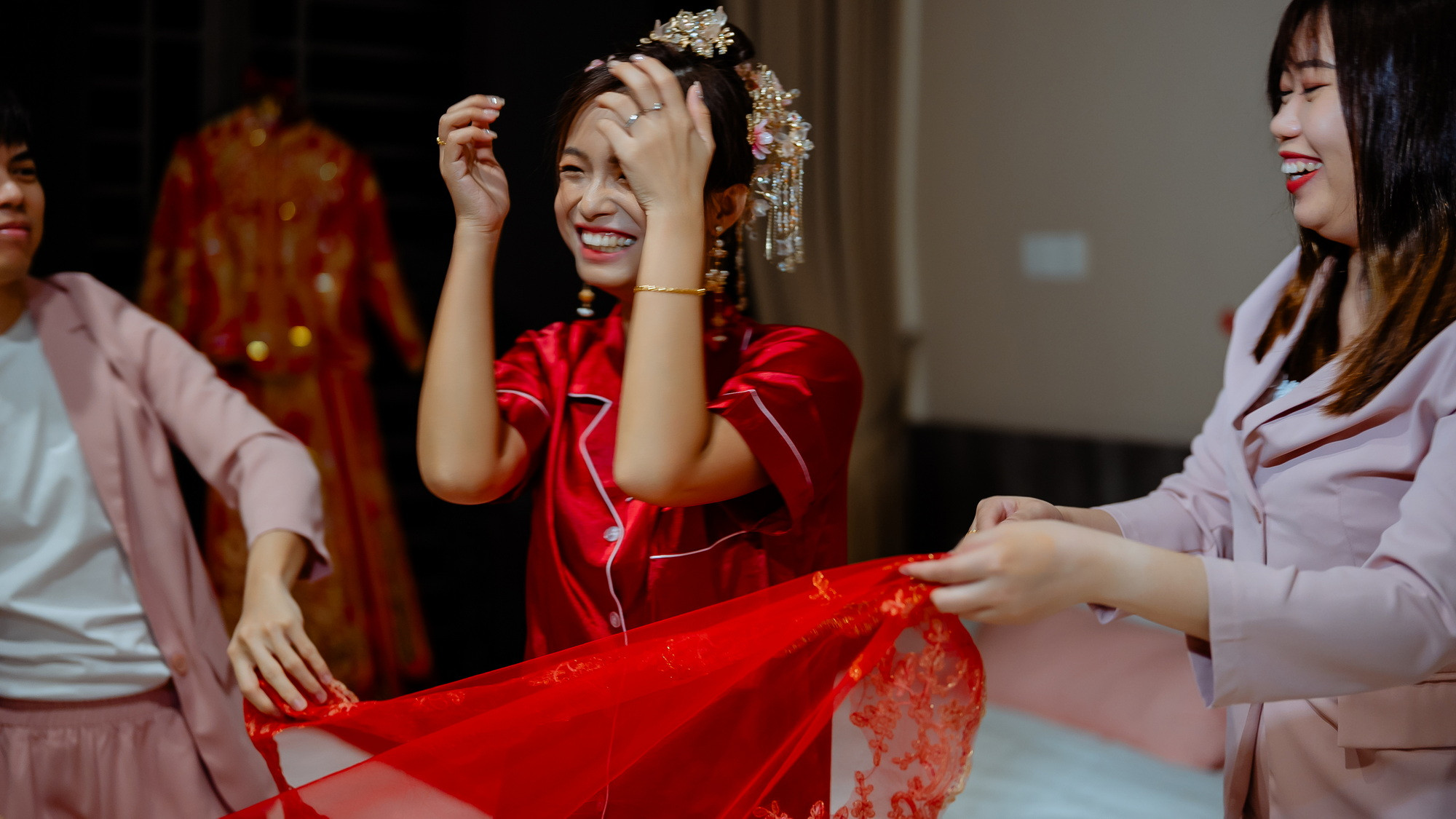 Su Leng & Sook Yin natural bride and groom portrait, guided portrait sequence frame 22, by Famous Bridal Kuantan