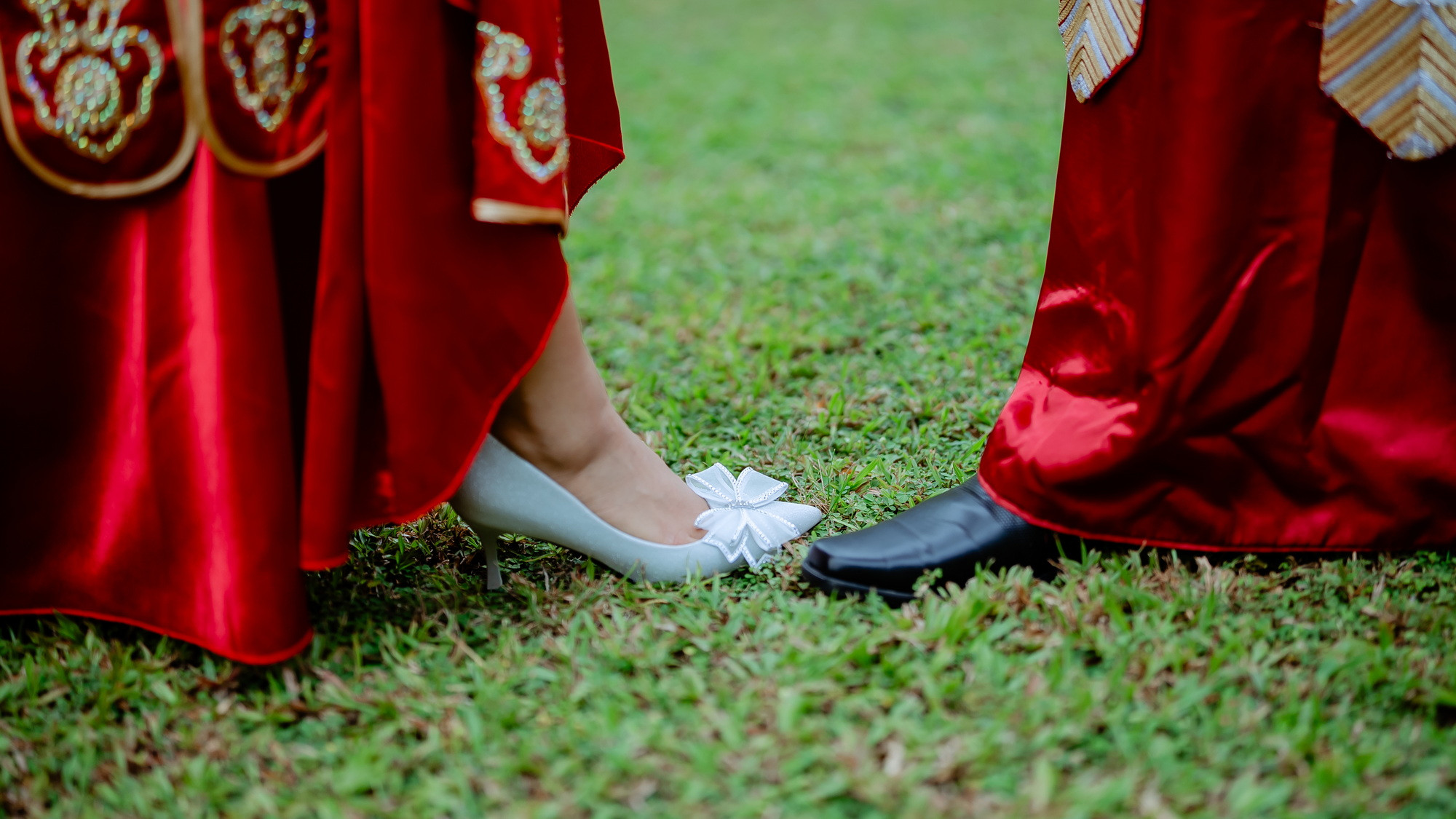 Su Leng & Sook Yin quiet couple portrait on wedding day, family memory frame 11, by Famous Bridal Kuantan
