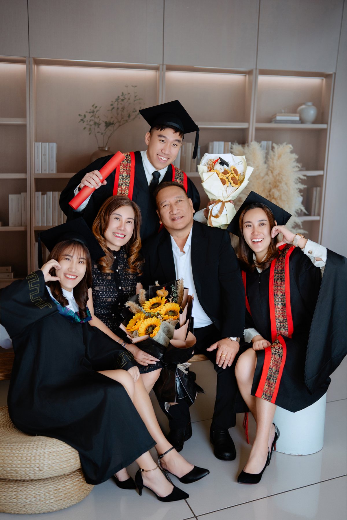 Graduate family portrait with bouquet and parents