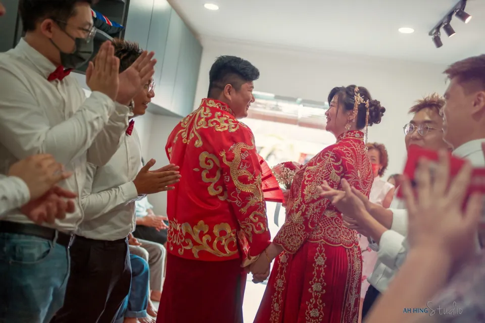 Chang Hong & Siew Nee wedding dinner celebration photo, guided portrait sequence frame 14, by Famous Bridal Kuantan