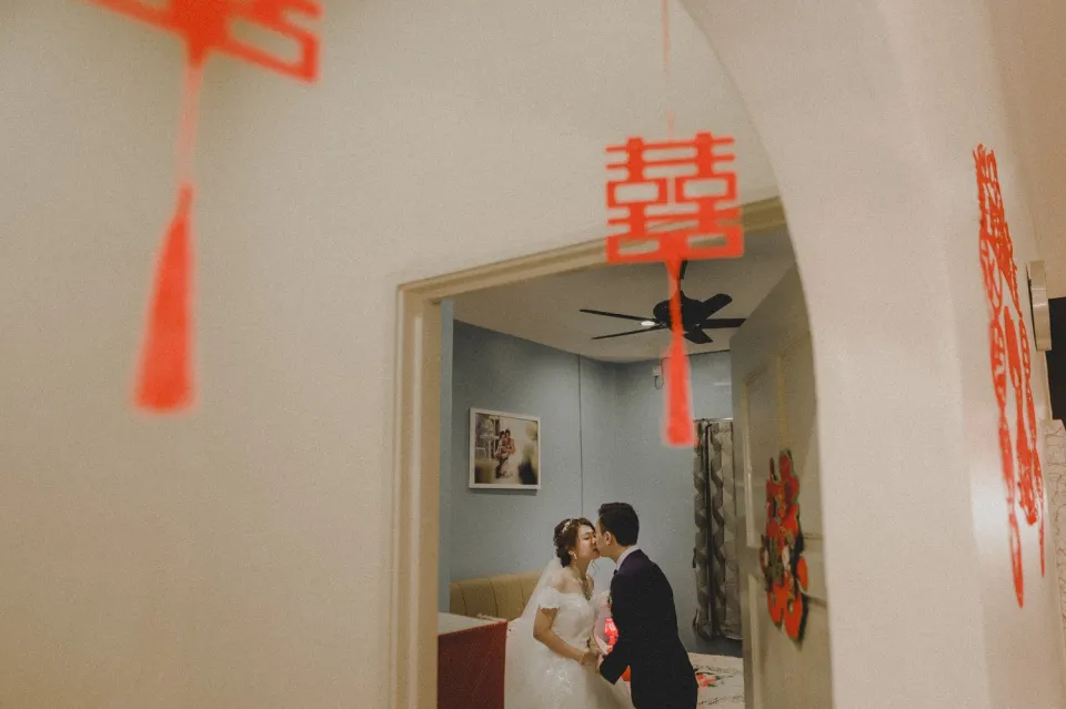 Guo Hao & Chee Ling quiet couple portrait on wedding day, celebration rhythm frame 31, by Famous Bridal Kuantan