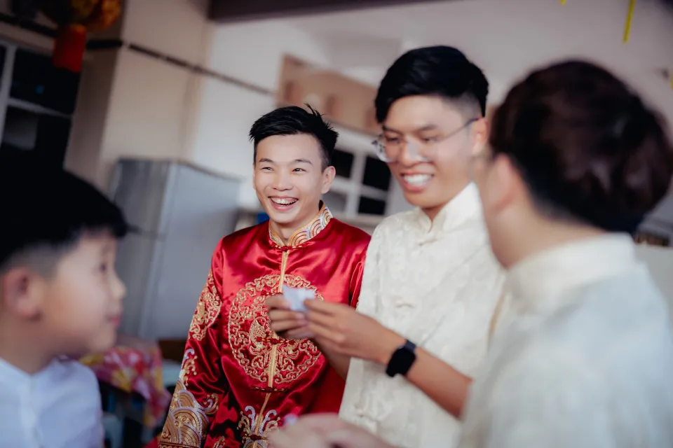 Song Run & Sue Xin guest candid wedding photo, quiet in-between moment frame 18, by Famous Bridal Kuantan