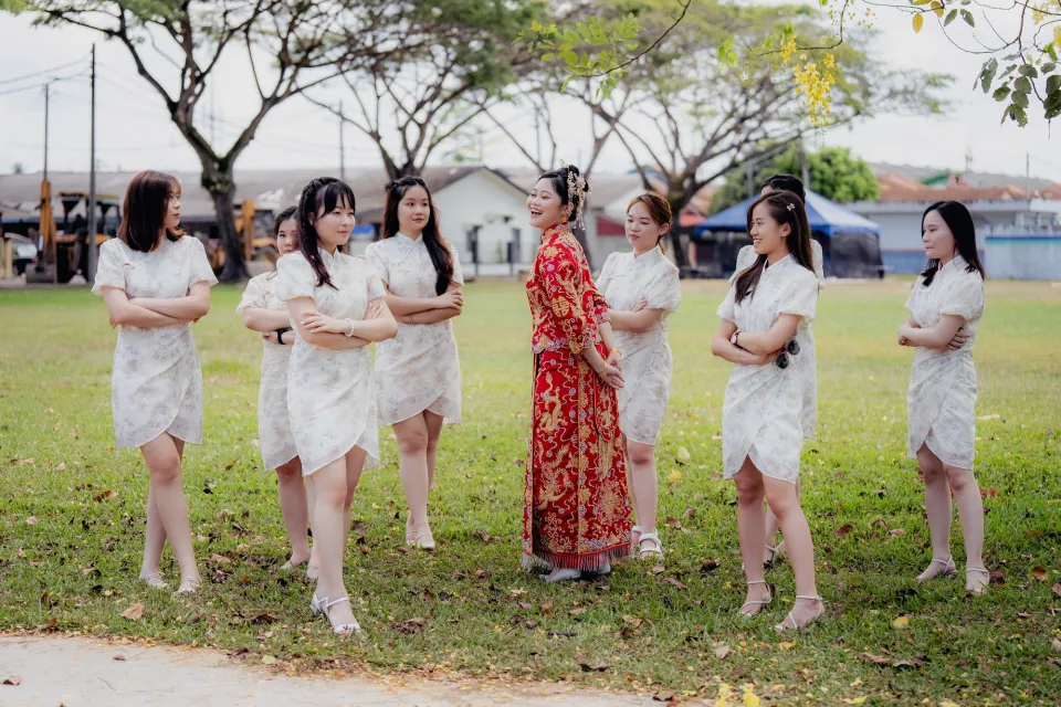 Song Run & Sue Xin traditional Chinese wedding detail, quiet in-between moment frame 90, by Famous Bridal Kuantan