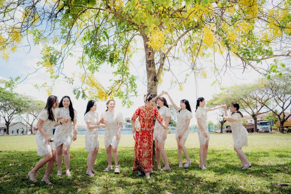 Song Run & Sue Xin natural bride and groom portrait, guided portrait sequence frame 142, by Famous Bridal Kuantan