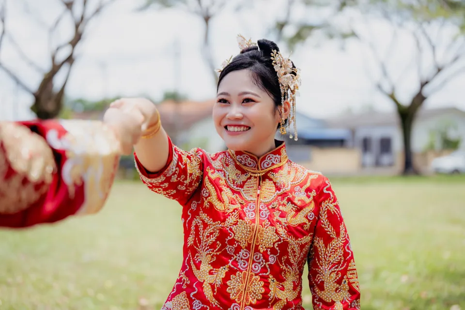 Song Run & Sue Xin quiet couple portrait on wedding day, family memory frame 91, by Famous Bridal Kuantan