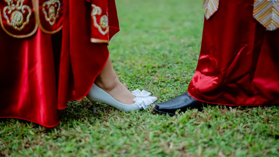 Su Leng & Sook Yin quiet couple portrait on wedding day, family memory frame 11, by Famous Bridal Kuantan