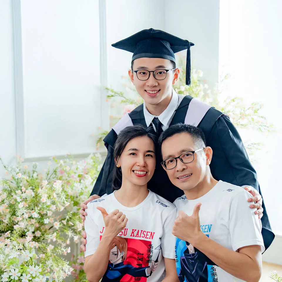 Graduate family portrait with parent in bright studio